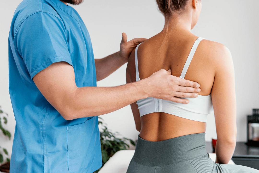 При первых признаках грудного остеохондроза необходимо обатиться к неврологу